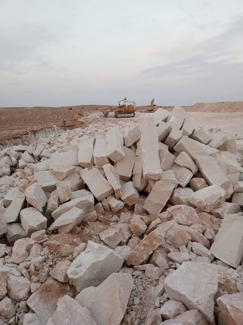 اخوان السلام عليكم يوجد عندنا حجر درجه اولى***********
