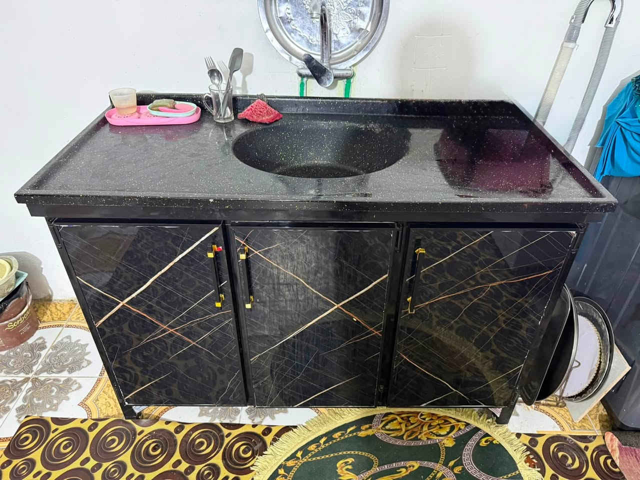 كاونتر نظيف كلش استخدام أسبوعين فقط سعره ٦٥٠ الف وبيه مجال طوله ٣ أمتار مع الملحق وسنك مرمر طوله متر ونص الألمنيوم بالكامل تواصل واتساب ***********

