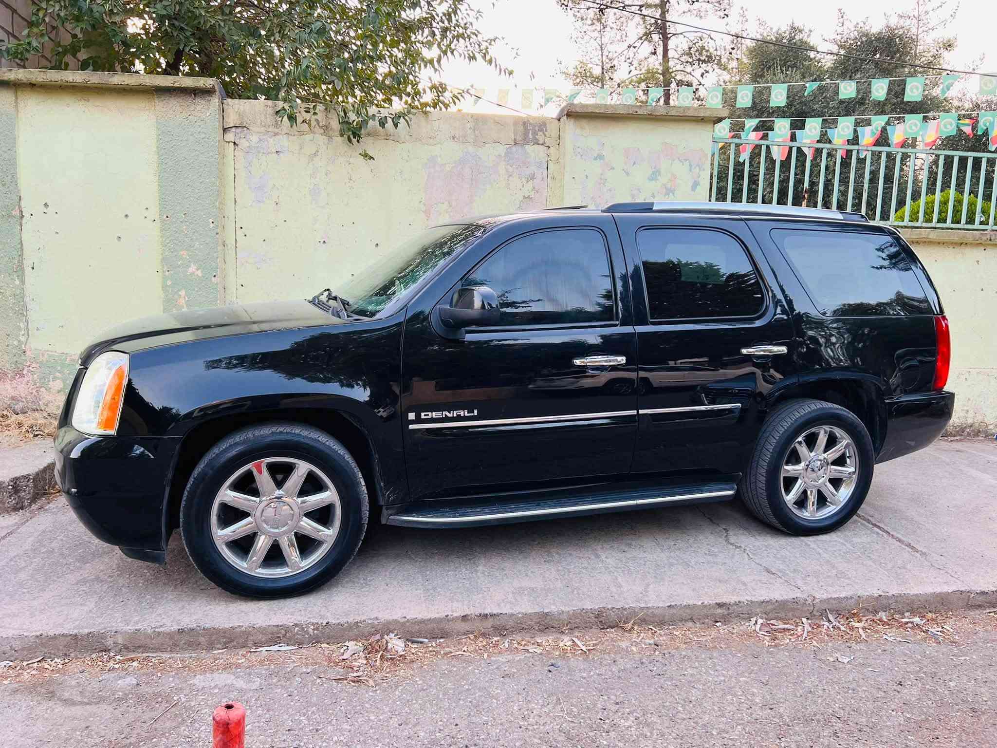 GMC yukon Denali
قةترة بوياخي اوروپاي نييية 

بي سارد و قوپاوي سةقفي وةك شوشة واية 

كودي هةية     ١٠٠ هةزار كيلومةتر روشتوة 

٤ تايةوو ويلي شةريكةي لةسةرة 

دةبل اكسلة 

تةقةو رةقةشي  نيية 

***********

