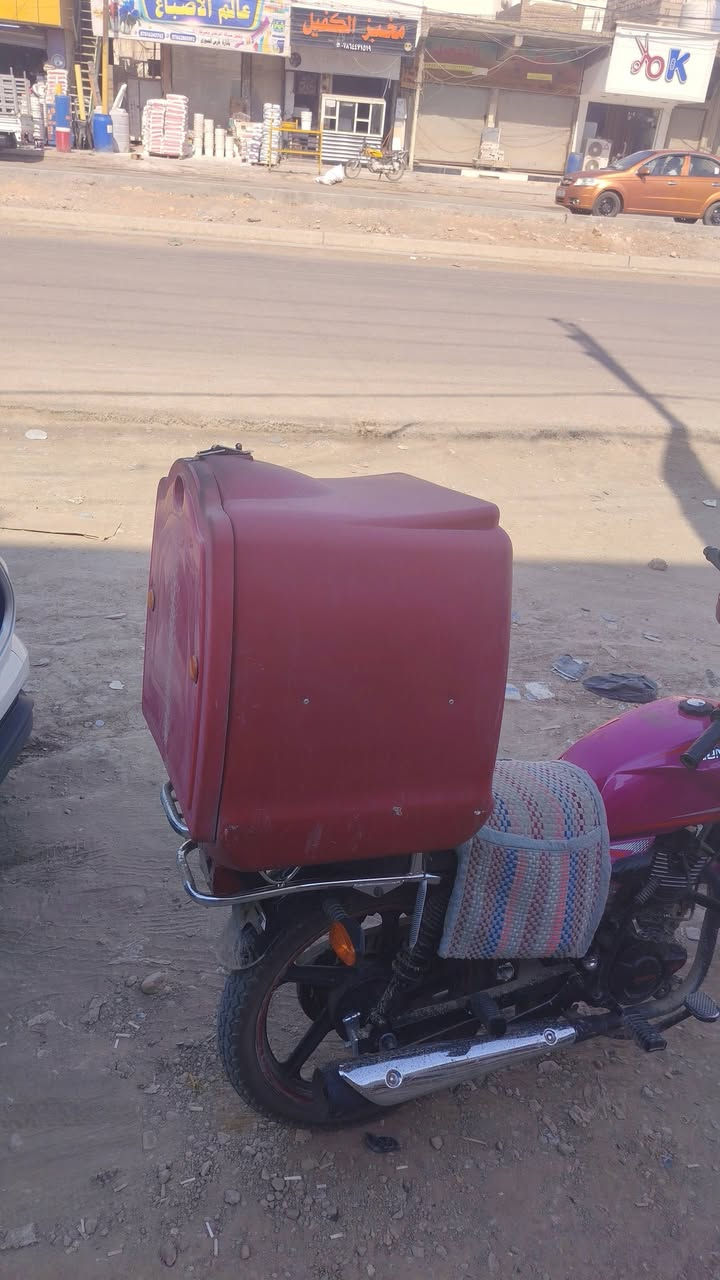 صندوق دلفري الحجم الجبير 
نضيف بس يحتاجله رزه 
سعره 25 
***********
القاسم متواجد واتساب
