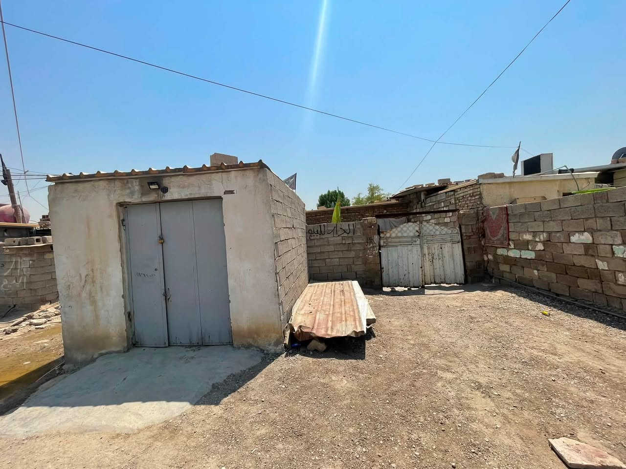 السلام عليكم بيت للبيع مكاني زعفرانية شارع المعهد خلف المنصة مساحت البيت ٢٥٠ يتكون البيت من غرفة نوم واستقبال  حمام  ومطبخ ومخزن البيت ويامحل مساحت المحل ٣ب٣
وية البيت ترك خارجي مساحتة مترة ونص للستفسار ***********
