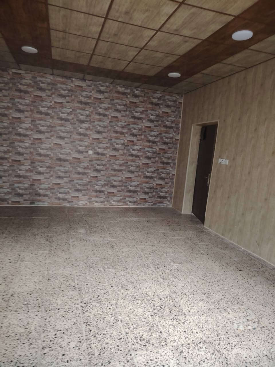 دار للايجار. طريق بغداد
 خلف الجبهه التركمانيه      طابق ارضى
        مساحه ١٥٠ متر  
         يتكون من
    غرفه نوم
    مطبخ
   استقبال
       صحيات  وكراج
           علما المولد ٣ امبير مع الدار
         سعر الإيجار
        قفل   ٣٠٠ الف
    للاستفسار
  *********** واتس
