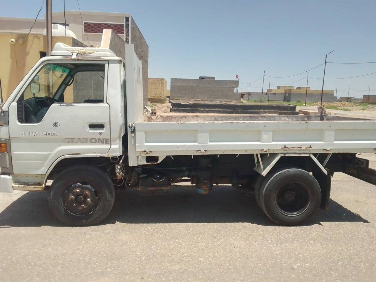 السلام عليكم تيوته للبيع موديل 1992مكينه تبخر مكينه ضعيفه تخم تاير باتريات جدد عوزها ترتيب سياره شاصي مكفول اكسل كير مكفول قلاب بلادي دبل شاصي السعر 47$وبيها مجال للشراي مكان دوانيه  حصت سياره مال كاز 75لتر      تلفون ***********
