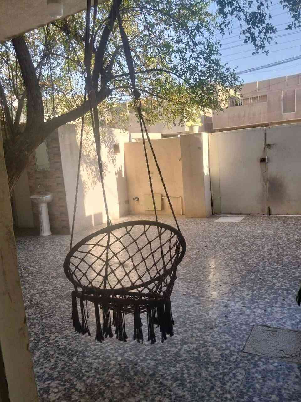 السلام عليكم
بيت طابق واحد 
للبيع
 مساحة /١٥٠م 
يتكون من غرف /٢
مساحة غرفة١ /  ٣/٥×٥

مساحة غرفة٢/   ٣/٣٠×٤
استقبال /٦/٤٠×٣٤٠
مطبخ بارد/٣٨٠×٣٢٠
مطبخ حار٣×١
صحيات داخلية  وخارجية
 كراج مساحة  جيدة
ويحتوي على مخزن  
عنوان :حي الرئاسة/فرع اسواق بيت ابو ماجد 
أتصال على  ***********
