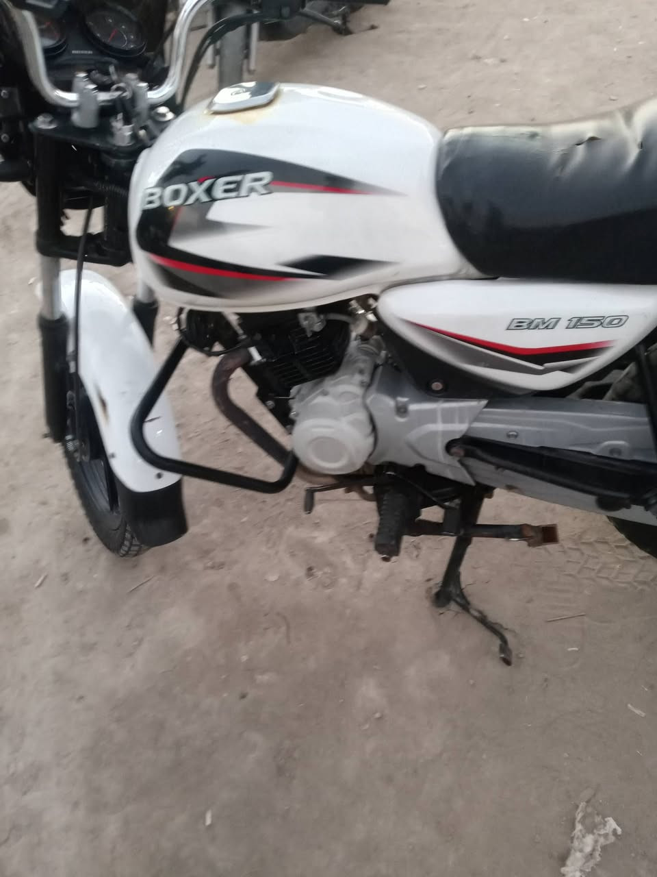 سلام عليكم دراجه بوكسر للبيع موديل 23 السعر 950بيهة مجال قليل 3اوراق واربعه ضايعات واكفلهة سرقه وحلال وحرام العنوان مدينه الصدر رقم ***********
