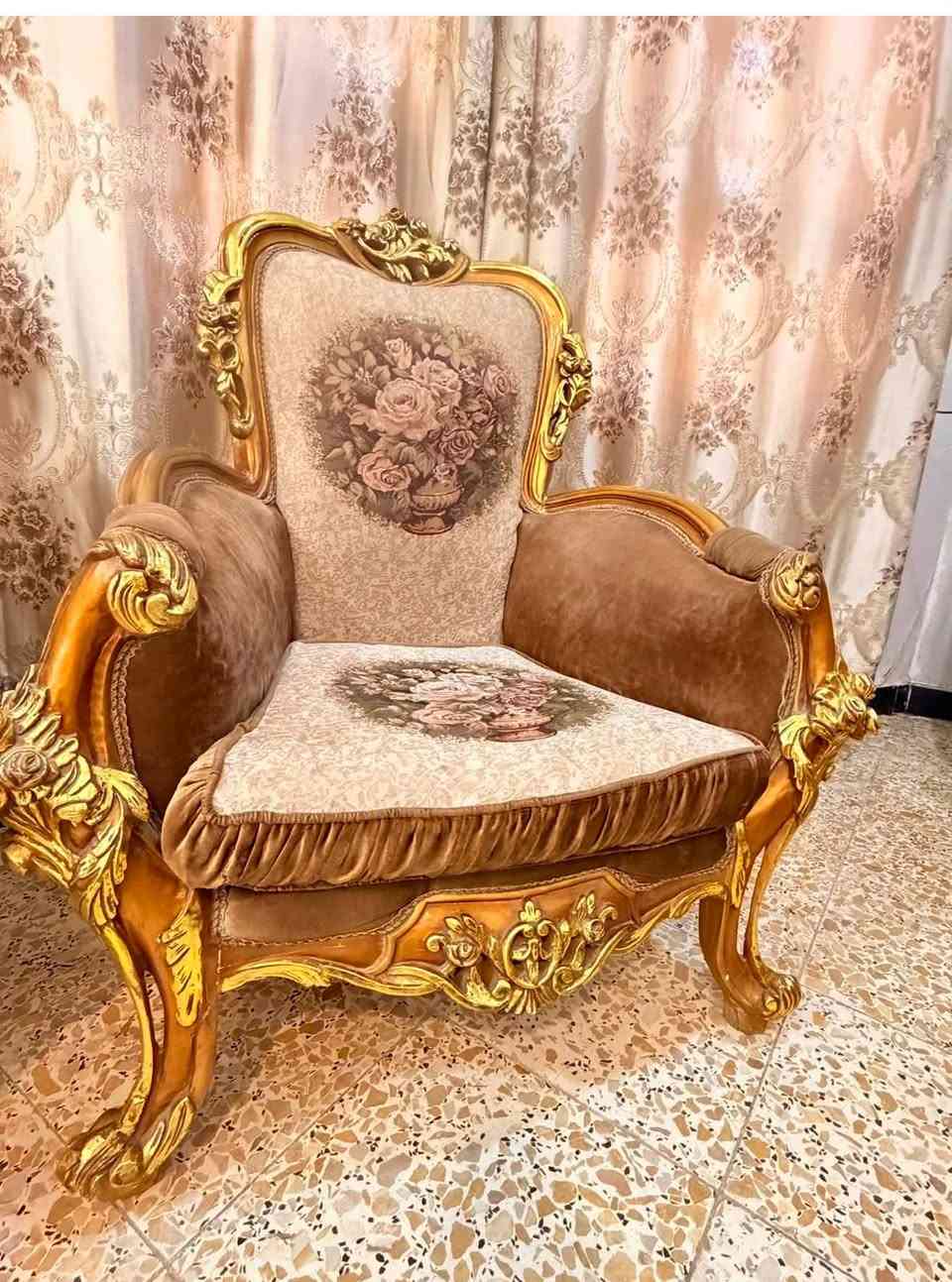 تخم زان مصري  دمياطي  ١٠ مقاعد
نظيف جداً مع طبله وسطيه واثنين جانبيات 

صبغ ورق ذهب 

مكانه الحريه للتواصل

***********
