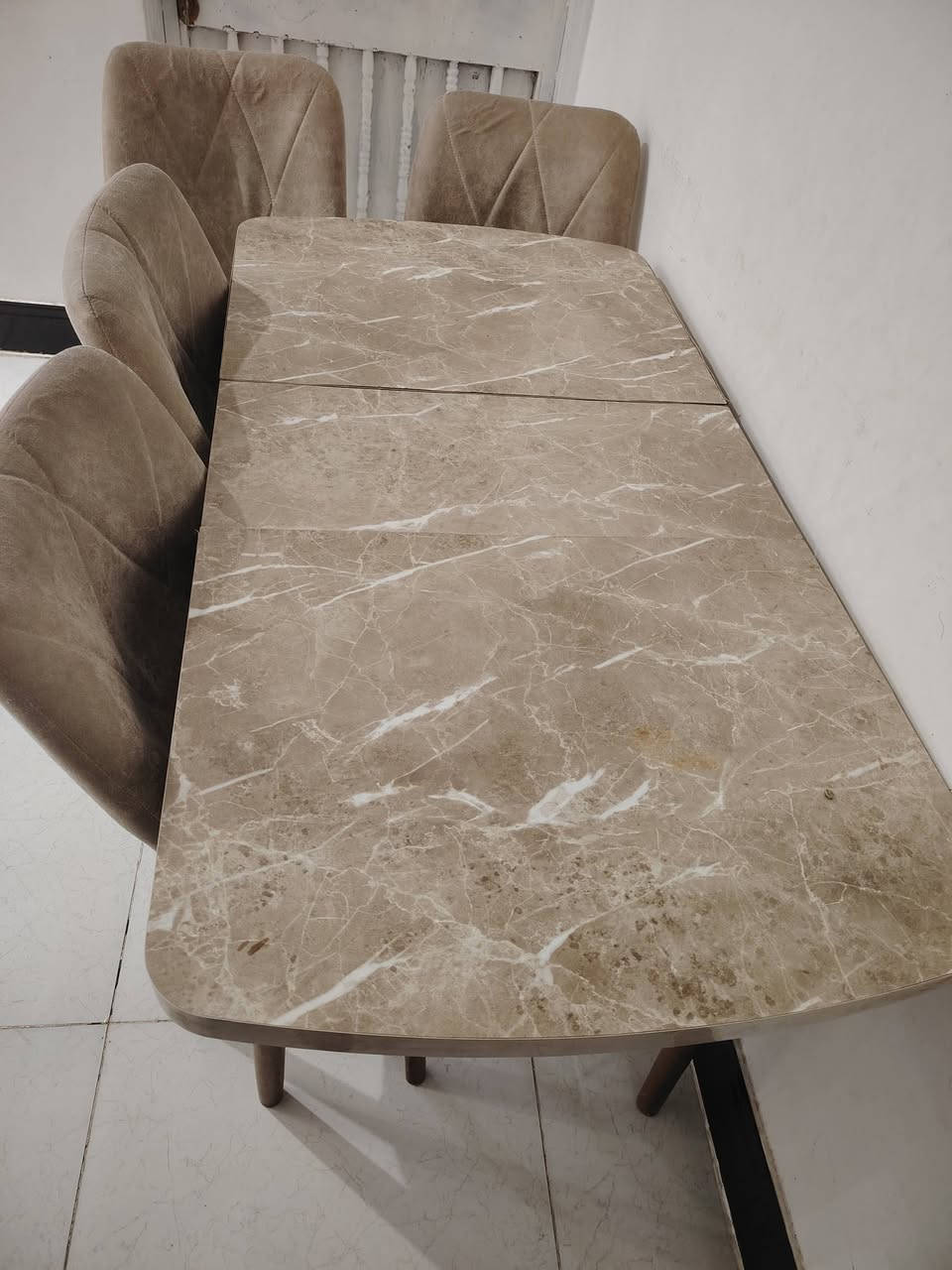 طاوله • ٤ كراسي • شاشة ٣٢