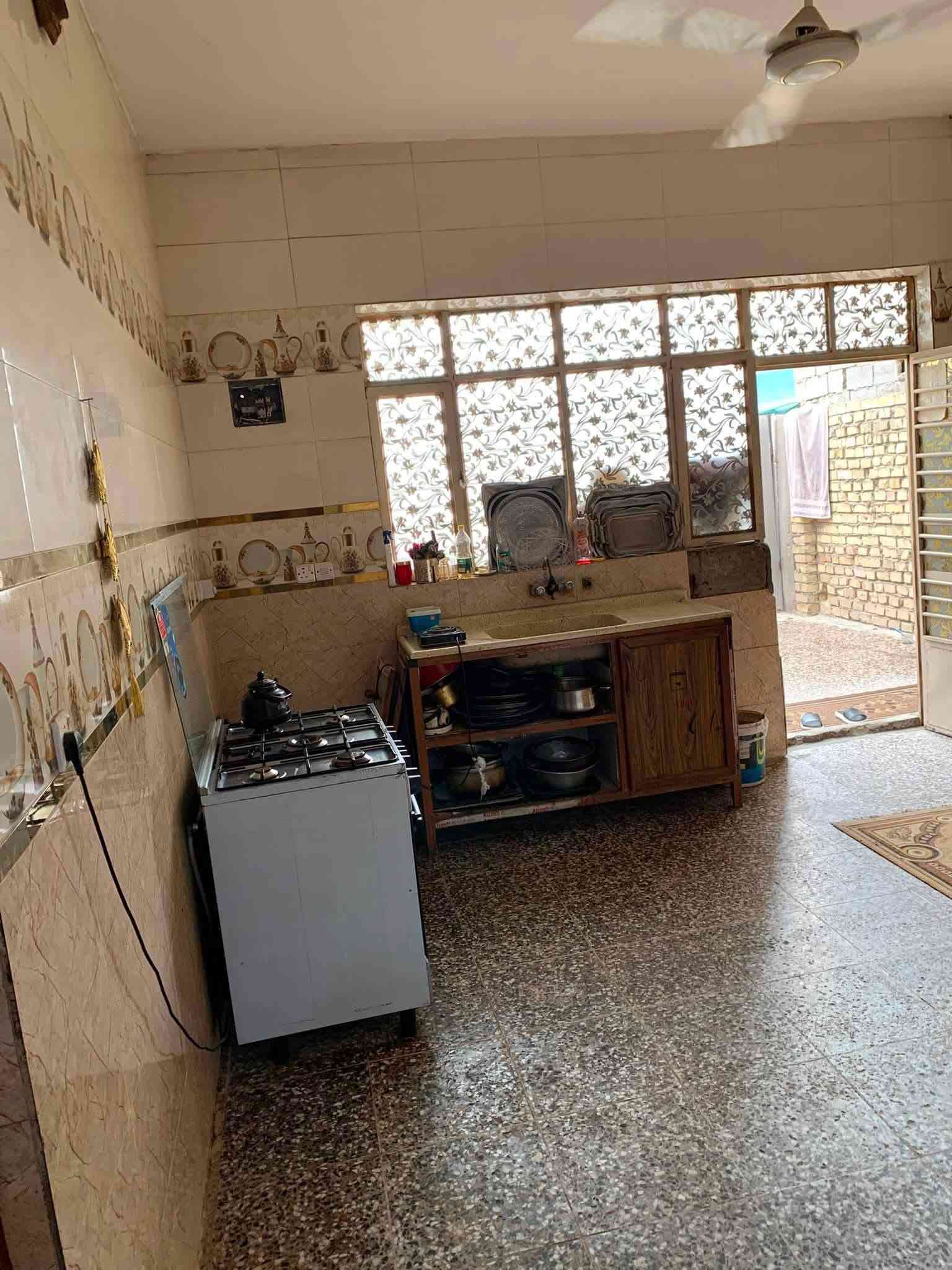 السلام عليكم  بيت للبيع بمجمع فدك المعسكر قرب المجلس البلدي مساحة 200 متر طابق ارضى يحتوي على مطبخ واستقبال ومساحة درج وثلاث غرف نوم  للتنويه البيت بنائة طابوك والسقف صب مسلح والسطح شتايكر للاستفسار ***********
