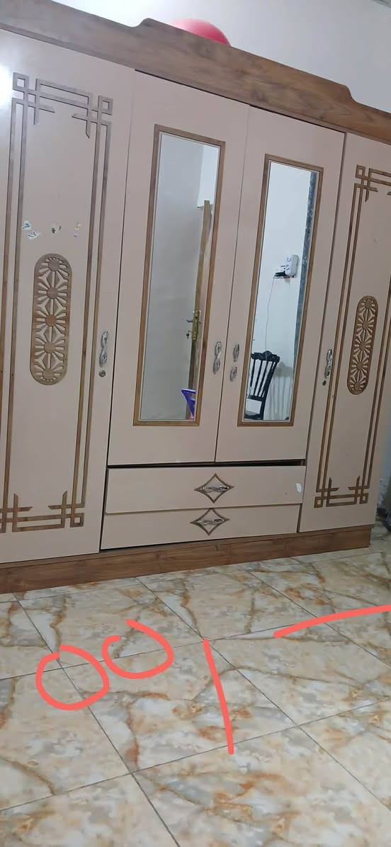 السلام عليكم مجموعة اغراض منزلية للبيع بعضها بيه ضرر و الاخر نظيف حله شارع ٦٠ مجمع الضامن *********** كل صورة بيه السعر

نص مكتوب في الصور:
- 10