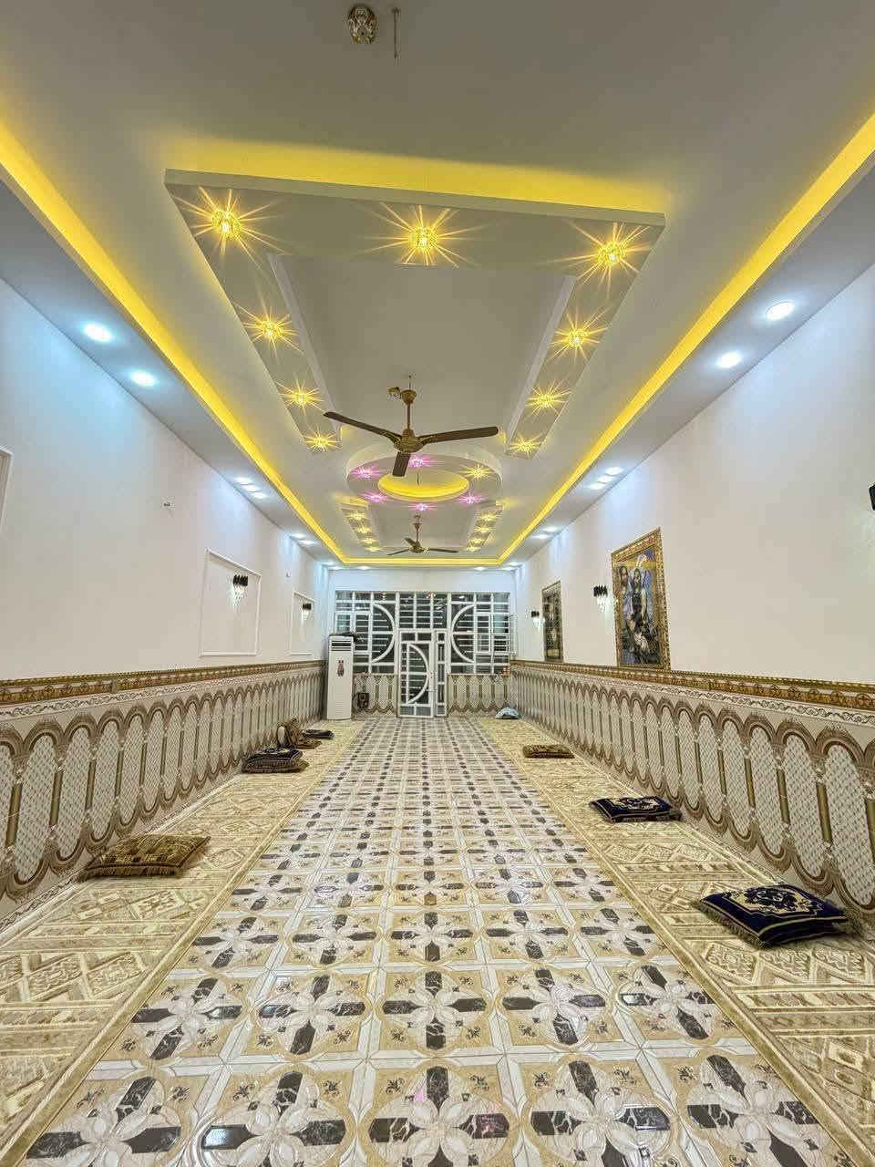 مكتب النور للعقار عله شارع الصب عامود  262
مساحه 600متر 
 
*********** 
✅ مشمول بقرار التطويب بيت بناه طابوك صب كونريت بناه جناي 

مقابيل قريت الغدير نجف البيت راكن 
المساحه 600المبني  300الحديقه 200
وترك 100متر خلف لبيت 
البناء الستقبال طوله 12
غرفه  5/صاله/مطبخ 1/  صحيات عدد4داخل وخارج /
بناء طابوك / اساس + وسكف صب كونكريت *********** واتساب وتصال 

ألخدمات 🏡 
ماء/كهرباء/مدارس/سوك /تبليط/لحد الباب عرض شارع 20 كله تبليط
