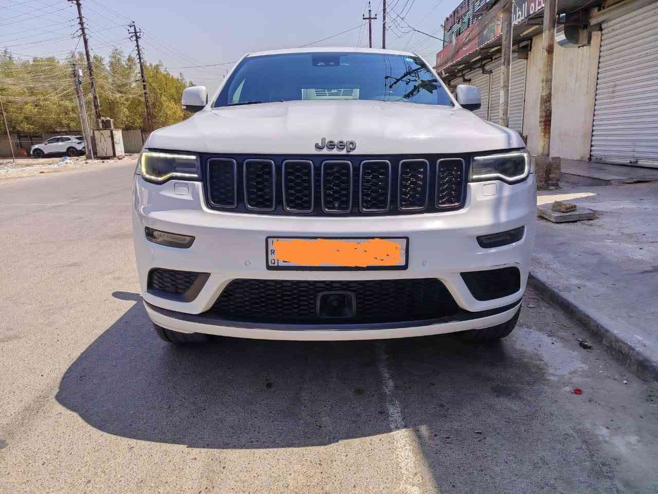 سلام عليكم جيب 2018 x  وارد امريكي للبيع صور حادثها والسونار بالمنشور بيها صبغ نص الجاملغ الامامي جهة السائق مع البند طاك الايرباك رقم بغداد بأسمي السنوية فول مواصفات السعر 210 ورقة .
مواصفات .
# محرك 6 سلندر 3600
# فور ويل 4×4
# فتحة بانوراما 
# حساس امامي خلفي 
# كاميرا خلفية 
# كاميرا امامية 
# ويل كب حجم 20 انج
# جنطة الخلفية كهرباء 
# رادار امامي
# توقف ذاتي 
# توقف ذاتي عند الرجوع الى الخلف
# نظام العودة في حال الاحراف عن المسار 
# نظام تعلق هوائي (جكات جوبلس تصعد ونزل)
# جميع التحكمات في المقود 
# المقود كهرباء اضافة الى تسخين في المقود 
# مري جانبية قابلة للطي 
# نقطة عمياء 
# نظام اطفاء المحرك عند الوقوف في الازدحام 
# المقاعد جلد 
# المقاعد الامامية كهرباء ، ذاكرة ، تسخين ، تبريد 
# العداد السيارة 80 الف ميل 
# محرك السيارة مفتوح مبدل بساتم محرك 2014 
السيارة جديدة ميحتاج تصرف عليها الف دينار السعر 210 ورقة . 
ملاحظة : واخويه الورد السوق كلشي بي والسيارة الجديدة يختلف سعرها عن السيارة المتعوبة واني اخوك اريد ابيع حتى اخذ احسن منها يعني لا محتاج ولا مضايق ولا السيارة متعبتني فلتكسر بالسيارة اذا ميعجبك سعرها الله يوفق الجميع . 
مكان السيارة بغداد السيدية .
رقم الهاتف ***********
