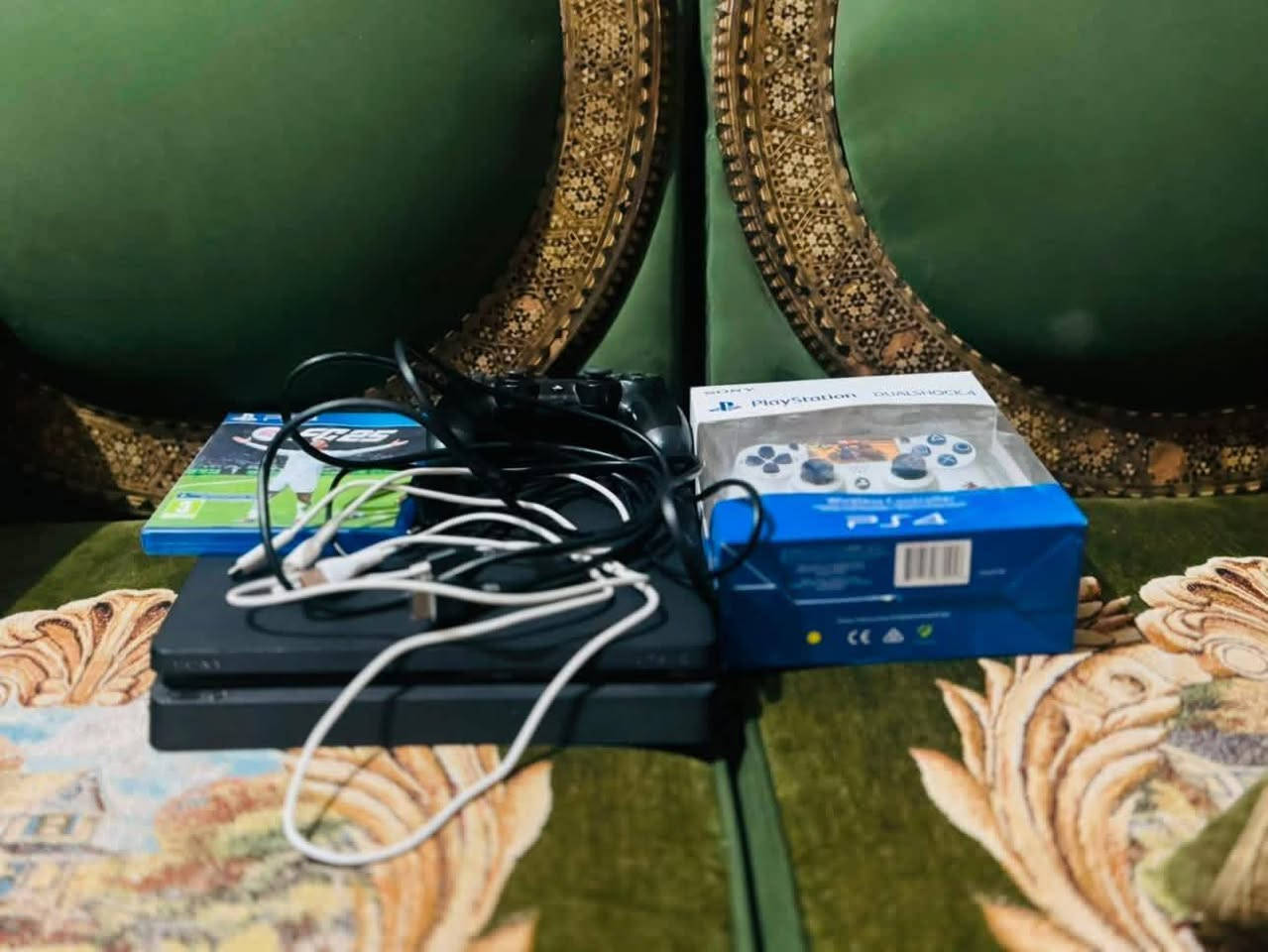 سلام عليكم 
بلي فور سلم للبيع 
مساحه 500 نص تيره
نضيف ما مفتوح مستعمل قليل 
يجي ويا يدات 2واير اجدي أي 
مكمل ملحقات 
قرص واحد يجي فيفا 25 وداخل جهاز لعبتين 
سعر 250 وبي مجال 
لعنوان بابل حله 
***********
