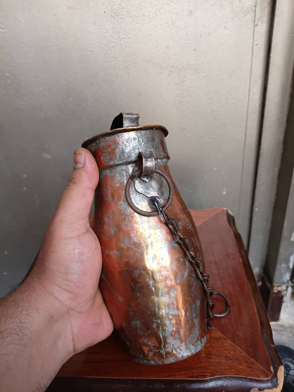 دبة دهن حر نحاس احمر  شغل عراقي قديم قرابة ١٠٠ عام   ارتفاعها ٢٤ سم حجم صغير ***********بغداد يوجد توصيل
