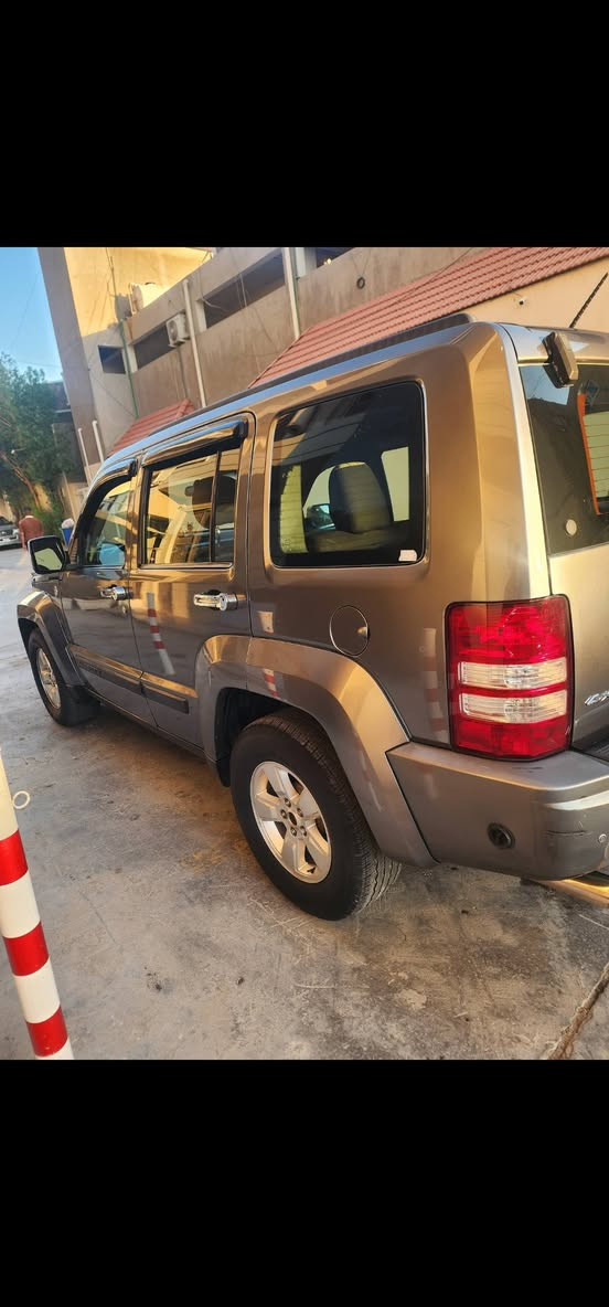 السلام عليكم 
جيب لبرتي مديل ٢٠١٢ سياره بلاديه بيها بابتين مرشوشات كلير ماشيه ١٢٧ الف مشدود بيها منظومه غاز  تبريد ثلج تايرات نظاف كهربائيات كاااااااامله  سياره فور ويل شغال كشنات بلاديه جديده تنته كنتاره  اسود  مري كهرباء ٥ راكب سياره نظيفه ماااااااابيهااااا.  ااااي نقص استخدام بيت مستعجل ع بيعتها  السعر  ٩٠ $  للاستفسار ***********
