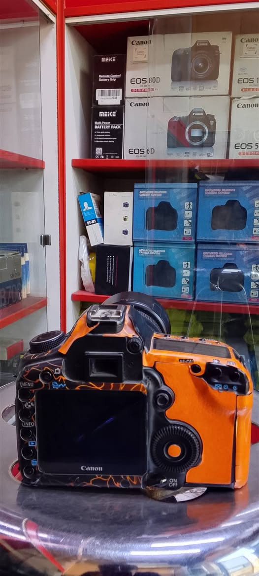 كانون 5D Mark2 غنية عن التعريف
كامرة نظيفة وياها عدسة 70-300 الرياضي 
عالفحص و عالضمان اي شي بيهة مرجوع
وياهة رام سي اف 16 گيگا و شاحنة و بطارية و حزام و حقيبة
السعر 500 و بيهة مجال بسيط 
مكاني بغداد
واتساب ***********
