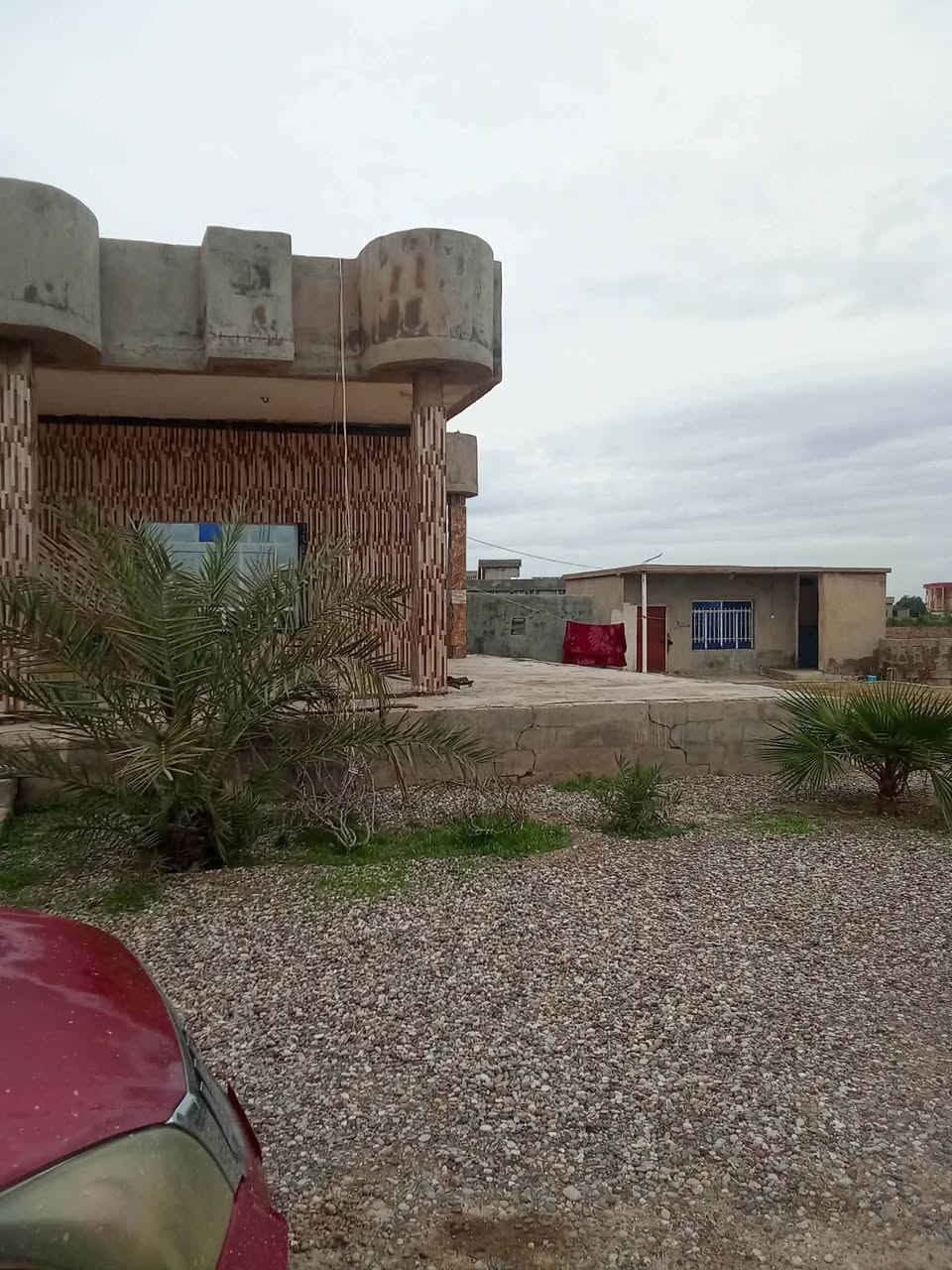 مكلف بل نشر 

بيت للبيع المساحه البيت ٣٠٠ متر. الأرض دونمين. عل شارع العام واجه ٥٠ متر عل شارع العام  لاستفسار الاتصال عل رقم صاحب البيت ***********
الموقع قراى الحلوات مفرق الجاموس
— في ‏قرى الحلوات السياحيه‏.
