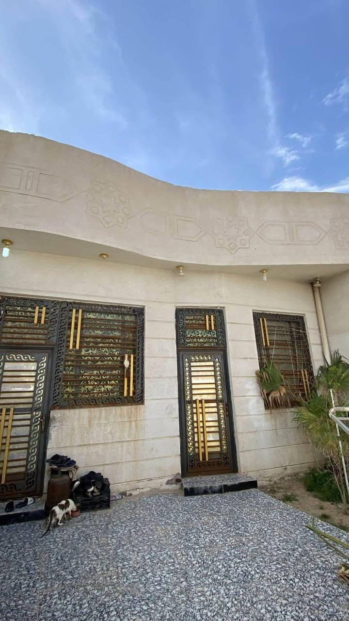 بيت بالبهادريه زراعي 200م  بناء  حديث يتكون من غرفتين وصاله واستقبال وصحيات داخليه و خارجيه مع كاونتر تركي مصمم بالمطبخ كامل وسخان والماطور والمراوح وتانكيات الاستفسار رقم : *********** ابو الخصيب, البصرة

