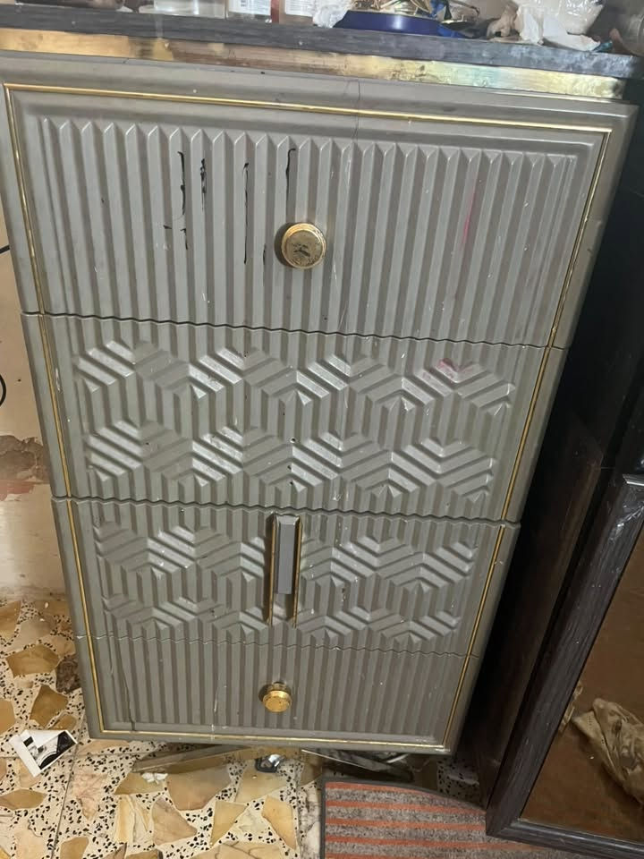 السلام عليكم غرفة تركية للبيع بيها اضرار والسعر مناسب مكاني مركز الحله شارع 30 وهذا رقمي ***********
