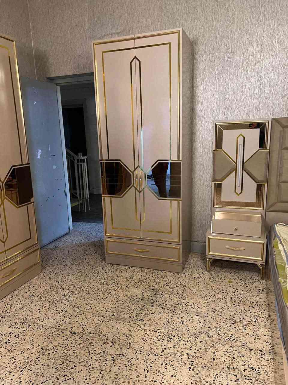 �
🛏️ غرفة نوم كاملة للبيع

للبيع غرفة نوم كاملة وبحالة ممتازة جداً، مستخدمة فقط 5 أشهر وكأنها جديدة، وما بيها أي عيب.

تفاصيل الغرفة:

* 🪞 جرباية كونتر 8 أبواب بتصميم أنيق ومرايات.
* 🛏️ تخت جرباية مع الهيدبورد كامل.
* 🗄️ 2 ميزات جانبية يم راس الجرباية.
* 💄 ميز تواليت كامل مع المراية ودرج للتخزين.
* 🪞 مراية طويلة.
* اللون: بيج / أوف وايت مع تفاصيل ذهبية راقية.
* الحالة: مستعملة 5 أشهر فقط، نظيفة جداً وما بيها أي عيب.
* البيع كامل فقط، مو تفريد.

💰 السعر: 800 ألف دينار
بيها مجال للجاد بالشراء

