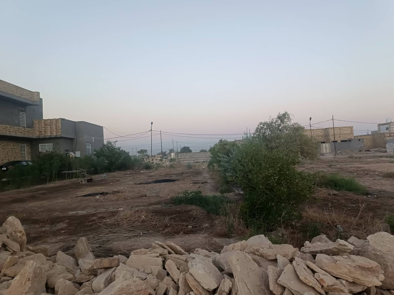 قطعة اأرض على شارعين خدمات كامله شوارع وتبليط وكهرباءوماء وانترنت ومولده، المساحه ٦٠٠ متر ، بسعر ٤٠ مليون ، عنوان الديوانيه طريق الشافعيه مجمع ام البنين السكني. ‏‪***********‬‏

