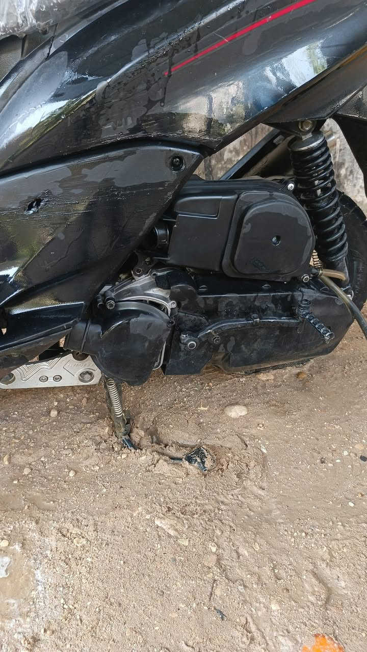 السلام عليكم شباب دراجه سكنس للبيع دراجه ما تشتغل ريدله فقط بوربرين ودراجه ترجع جديده كهربائية كله شغله  واني ريده 200 وبيه مجال الى طيبين  عندك كلجات جديد خرز جديد قايش جديد شوته جديد دراجه تخبل  لايت عالي ناصي  دبل شاره  رقم جهازي (***********) عنوان كربلاء الحر
