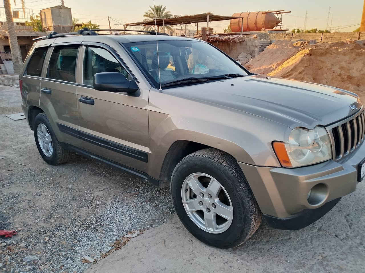 جيب لاريدو موديل 2006حجم المحرك 3700 دفع رباعي تبريد قطتين تخم داير شاشه كامره  خلفيه رقم انكليزي بسمي تحويل ثاني يوم سياره جاهزه من كلشي بس بيها قطعتين صبق بدون حادث مثل ما في الصوره رقم الموبايل*********** العنوان الرمادي التأميم السعر 87بيه مجال حك الجيه

