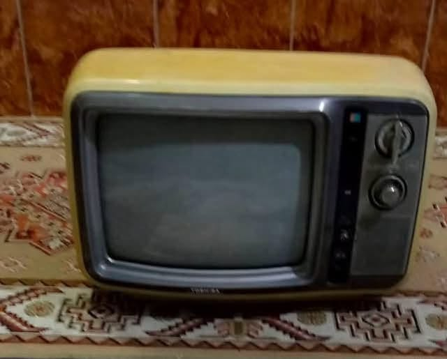 تلفزيون للبيع مكان بغداد  توشيبا لون اصفر  صوره دمعه ***********
