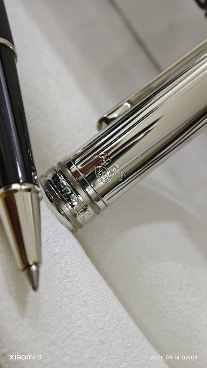 Mont blanc pen 
قلم مونت بلانك ماستر ستوك سوفت 
فضة عيار 925
أصلي 
كامل ملحقات 
جديد غير مستعمل 
#سعر بعد الخصم 250 ألف 
***********
يوجد خدمة التوصيل
