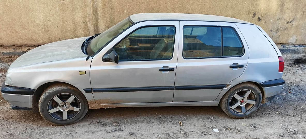 كولف موديل 93  رقم إنكليزي بغداد يرادلها كهربائي زين يسوي كهرباء المراوح والكير يضبطها السعر 25 ورقه وبيها مجال بسيط الاتصال واتساب ***********
