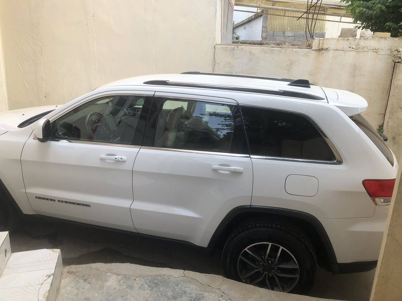 جیب گراند چیرۆکی 2019 
سپی بەفری 4WD
تەنها 50 هەزار ڕۆشتووە
سەیارەی ماڵی خۆمەو یەک دەستە 
مواسەفات ناوکرێمی، کوشن جڵد، کوشن کارەبایی،شەغال، بەسمە، دوو دەرگا بەسمە،
 ئۆتۆ هۆڵد و ئۆتۆ ستۆپ، شاشە گەورە،کامێرا،
 ڕادار،ئاوێنە فۆتۆ و Assist وە دژە فول، حاسە، دەبڵ ئەکسل، تەبرید دەبڵزۆن 
 تەبرید مەرکەزی ٤ مۆدی لێخوڕی هەیە
‏Sport، Eco، Auto ،manual سیتمی ئۆفرۆد،کاڕپلەی،ڤۆلیۆم و تەحدیدسورعە، تەلەفۆن،لیدی ناوەوە،تراکشن و دژەخلیسک
زۆر مواسەفاتی تر..……

 سعر ٢٣٣ 

زۆر تازە و جوان ماوەتەوە 
بێدەعم و لێدران، ڕەقەم شەنسیم داناوە
زۆر پاک و تازەیە 
٢ پەڵەی بچوک بۆیاخی هەیە لای خۆمان بووە 
سپێری دانەگیراوە

ژمارەی خاوەنی 
***********
*********** السليمانية, العراق
