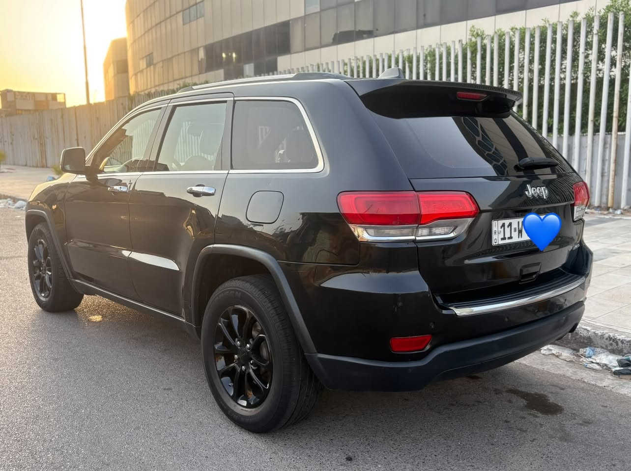 السلام عليكم جيب 2015 المرغوب المتدد فووول موصفات رقم بغداد الجديد. سياره جديده بمعنه الكلمه محرك وكير مكفولات سياره مابيهه نقص اي شي تبريد ثلج 
ماشيه 88km حقيقي صبغ شويه من جاملغ لسعر 179 مجال بسيط اخوان محرك 6 سلندر مكفول 
بصمه تشغيل بصمه ابواب بنوراما كشنات تبريد. تتدفه قطعتين تريد جنطه كهرباء سستم سماعات ترحيب تشغيل عن بعد منظومه زنون بعد بيهه هواي موصفات ستيرن كهرباء شفتات ستيرن السعر 179  مجال بسيط مكان سياره بغداد. للستفسار رقم صاحب سياره ***********
