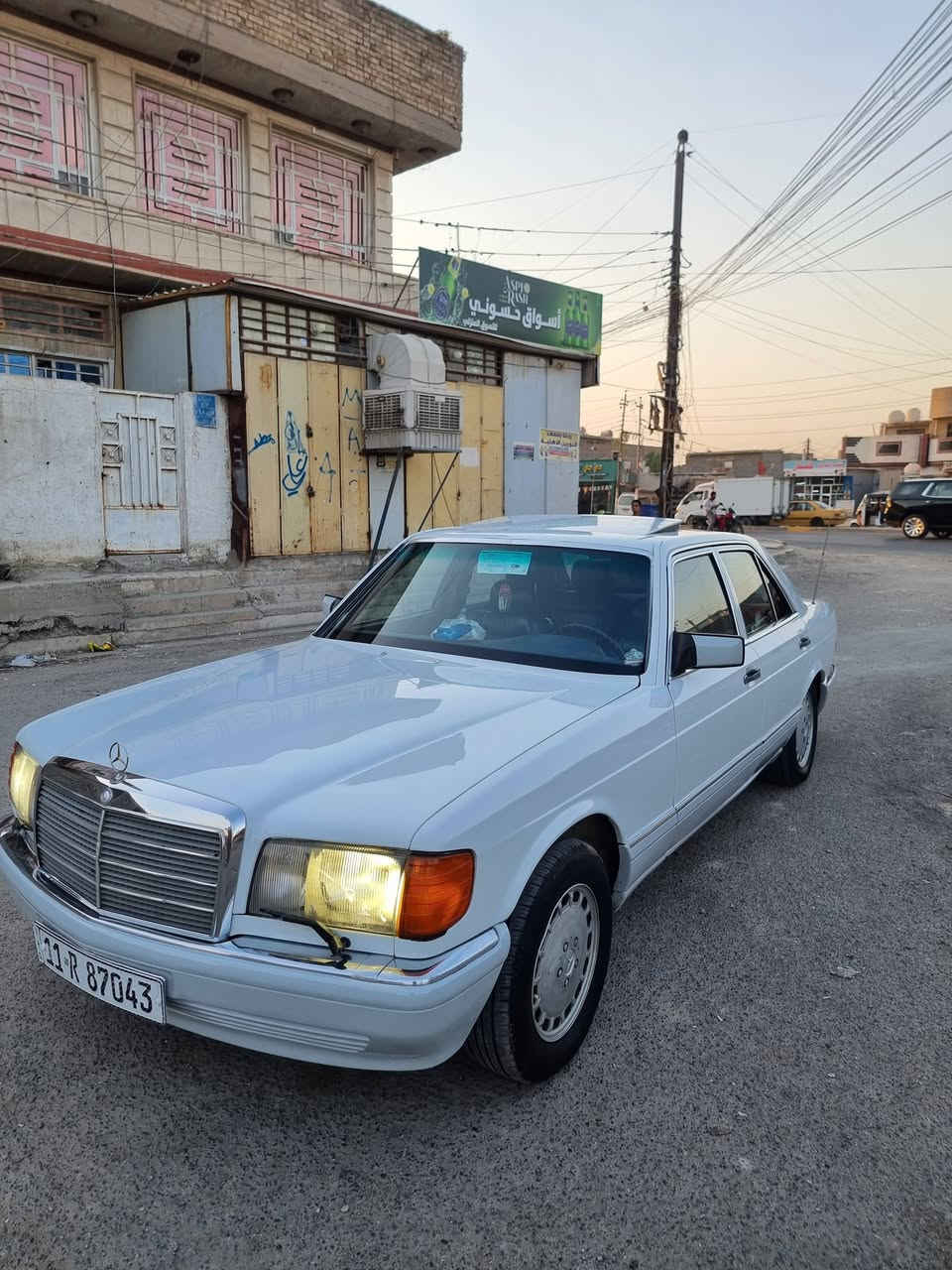 مرسيدس رئاسي موديل١٩٩٠
مفولة مواصفات
بلادية مكينة وكير ( عنكبوت )
شلعة ومعدل تخبل
رقم بغداد تحويل مباشر بسمي
مصبوغة عام جمالية مصبوغه قبل شهر فرن
معروضه ب(90}وبيه مجال 
كشنات كهربا دبل اريل كهربا برده كهربا سلايت شغال
العنوان بغداد الرصافه فلكة حي النصر
***********
