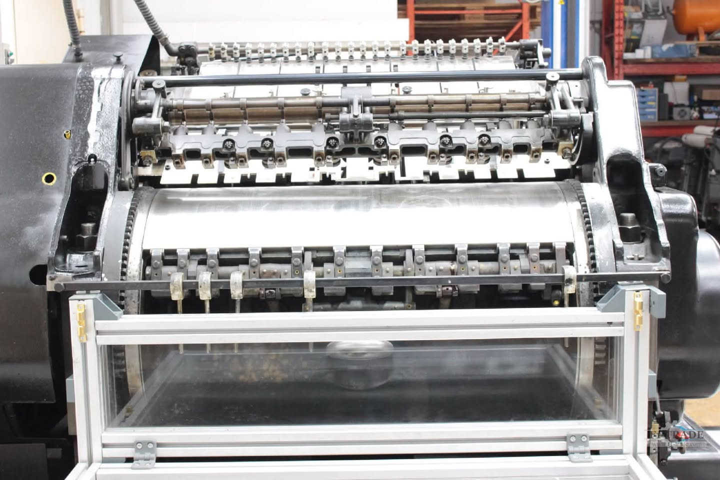 Original Heidelberg Cylinder الألمانية الغنية عن التعريف، موديل SBB.المقاس: 57×82 سم (22.5 × 32.25 بوصة).الاستخدام الحالي: تكسير، ريجير، وقص بدقة وضغط عاليين (تصلح لإنتاج علب الكرتون والتغليف الصناعي).الحالة: الماكينة بحالة ميكانيكية ممتازة، وتعمل بكفاءة عالية، بكامل أجزائها الموضحة بالصور.المعاينة: الماكينة جاهزة للمعاينة والفحص والتشغيل التجريبي في المطبعة قبل الشراء.الماكينة معروفة بقوتها وقدرتها على تحمل ضغط العمل الشاق ومطلوبة جداً في السوق. للجادين فقط، يرجى التواصل عبر الرسائل الخاصة أو الاتصال على الرقم: 
[ ***********].
