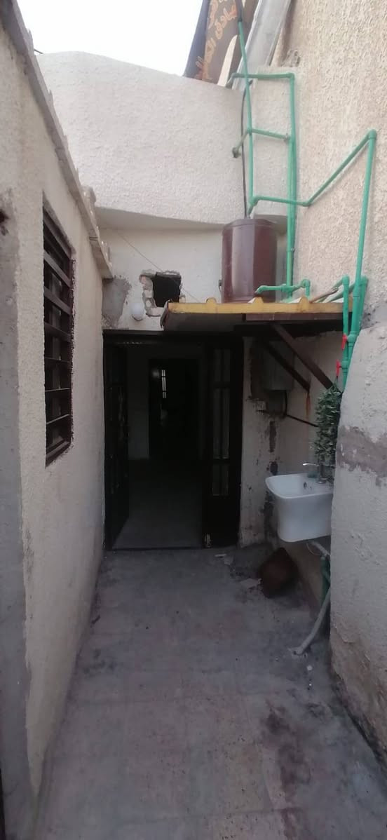 مساحته ٤٨ متر واجهه ٣ نزال ١٦ طابق واحد طرمه خدمات صحية معزوله مطبخ زغير و صاله و بالاخير غرفة نوم السقف صب مسلح العنوان الشعب الديوان شارع 25 مجاور العمارة الجديدة منطقة كامل خدمات طابو ملك صرف سعر 52بي مجال ***********

