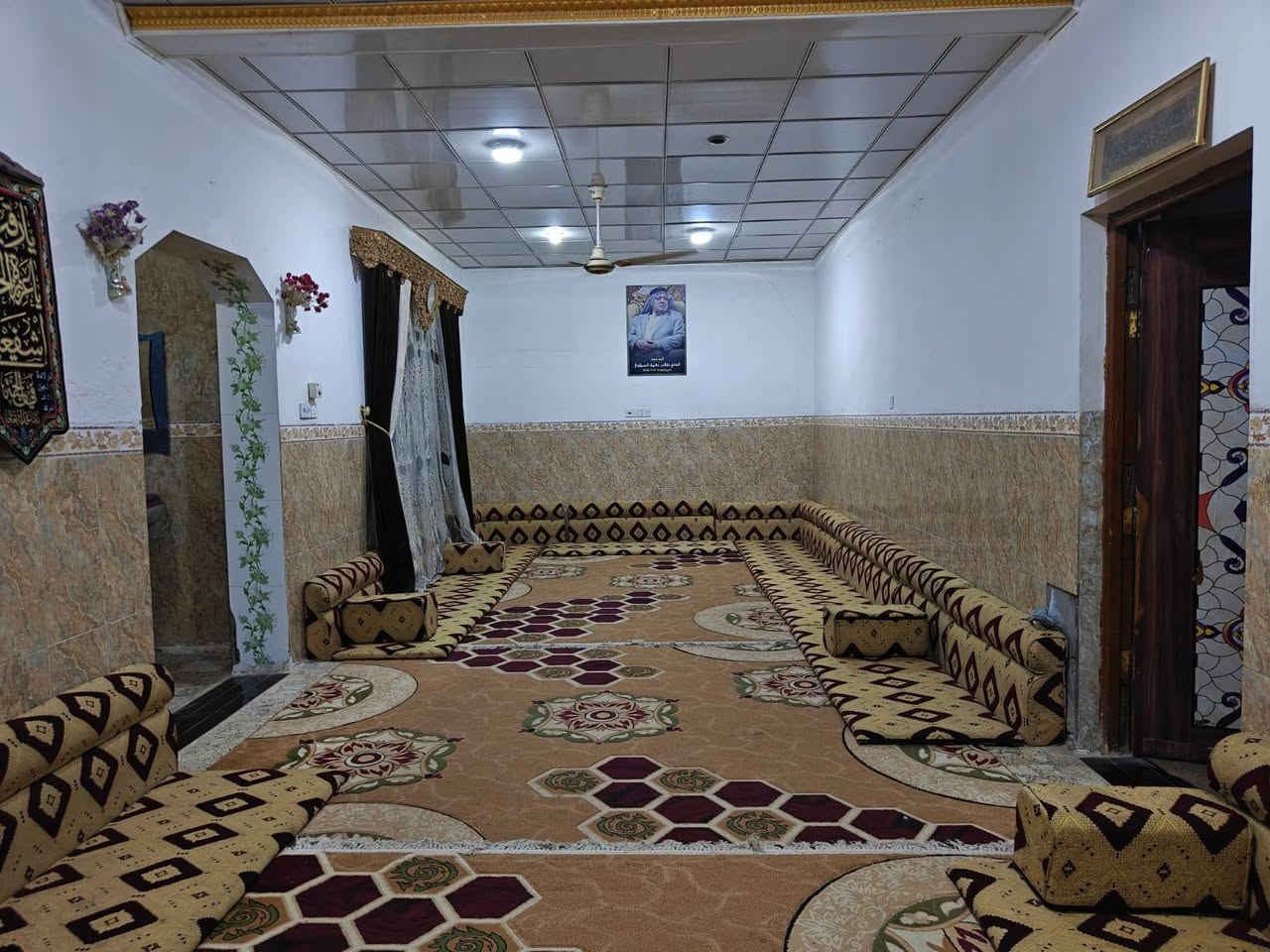 سلام عليكم بيت في حي المكرمه حرف T  مقابل الطاقه خلف جنح المحكمة مساحة البيت ٢٦٣ متر مربع يحتوي البيت ع 
غرفة نوم عدد 5
صاله عدد 2
استقبال كبير 
مطبخ تركي
حمامات عدد 5
حديقة كبيره 
مخزن 
البيت طابقين بناء قديم بس ينسكن لأن مررم جديد وبناء طابوق جمهوري أساس صب بيت قوي 
السعر ٣٣٠ مليون تريد نصف بيت هم ابيعك سعر نصف البيت ١٦٥ مليون مساحة النصف ١٣١ ونص متر
التواصل فيس أو ع الرقم ***********
