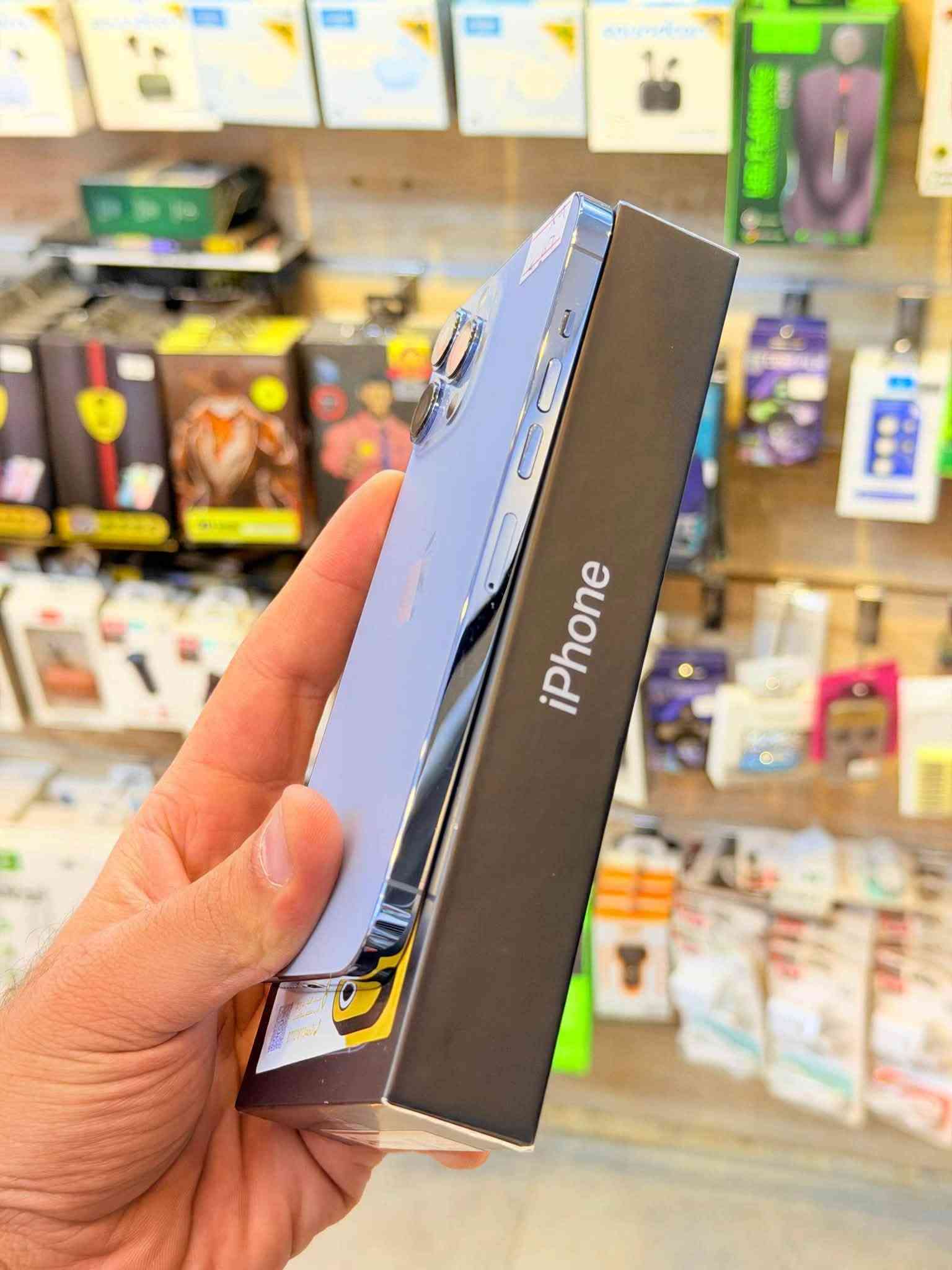 ايفون 13 برو ماكس ماستر مطابق شرق اوسط ذاكره 256 بطاريه 89 نموذج M لونه المميز نضافه 100‎%‎ زلغ واحد مابي كامل ملحقاته وتر بروف وبلحاسبه كله نورمال يعني كلشي ممبدل بي وبي وتأخذه ضمان وصل 5 ايام اي مشكله او عطل يستبدل فورا 🏦 ومتوفر اقساط على مصرف الرافدين و مصرف الأهلي العراقي ومصرف الرشيد 🏦
السعر 775 الف 
العنوان بغداد البياع شارع 20 قرب مطعم شط العرب مركز الهاتف الاصلي 
📳  ***********
 ☎️ ***********

نص مكتوب في الصور:
- 12:06
- حالة البطارية والشحن
- كما هو الحال مع البطاريات القابلة لإعادة الشحن، بطارية الهاتف قابلة
- للاستهلاك وتصبح أقل فاعلية مع الوقت. معرفة المزيد...
- 89%
- الحد الأقصى للقدرة
- هذا قياس لقدرة البطارية مقارنة بقدرتها عندما كانت جديدة. قد
- تتسبب القدرة المنخفضة بتقليل ساعات الاستخدام بين عملية الشحن
- والأخرى.
- أقصى قدرة للأداء
- ستساعد الأنظمة المضمنة في النظام والمكونات في تخفيف آثار الأداء
- التي قد تلاحظها أثناء التقدم الكيميائي في عمر بطارية iPhone
- شحن البطارية المحسن
- للحد من استنزاف عمر البطارية يتعلم الـ iPhone من عادات الشحن
- اليومية، بحيث ينتظر ولا يتجاوز 80% حتى يحين موعد حاجتك إلى
- استخدامه.
- الشحن بالطاقة النظيفة
- في منطقتك، سيحاول iPhone التقليل من البصمة الكربونية من خلال
- انتقاء وقت الشحن الذي تتوفر فيه كهرباء بانبعاثات كربونية منخفضة.
- يتعلم iPhone من عادات الشحن اليومية، بحيث لا يشحن بالكامل
- حتى يحين موعد حاجتك إلى استخدامه. معرفة المزيد...
- حول
- > iPhone
- الاسم
- 26.6.1
- إصدار iOS
- iPhone 13 Pro Max
- اسم الطراز
- MLLE3AA/A
- رقم الطراز
- FMYF6H1922
- الرقم التسلسلي
- 0
- الأغاني
- الفيديوهات
- الصور
- 256 غ.ب.
- السعة
- 240.16 غ.ب.
- متوفرة
- DC:53:92:37:FA:2F
- Wi-Fi عنوان
- DC:53:92:33:D1:3A
- Bluetooth
- 5.51.03
- البرنامج الثابت للمودم