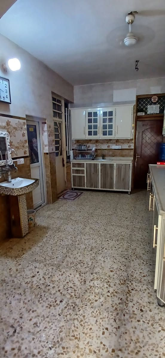 السلام عليكم بيت للبيع في منطقه السده قرب ابو نبأ المضمد المساحة ١٠٠ واجهه ٥ ونزال ٢٠ طابقين للاستفسار الاتصال ***********
