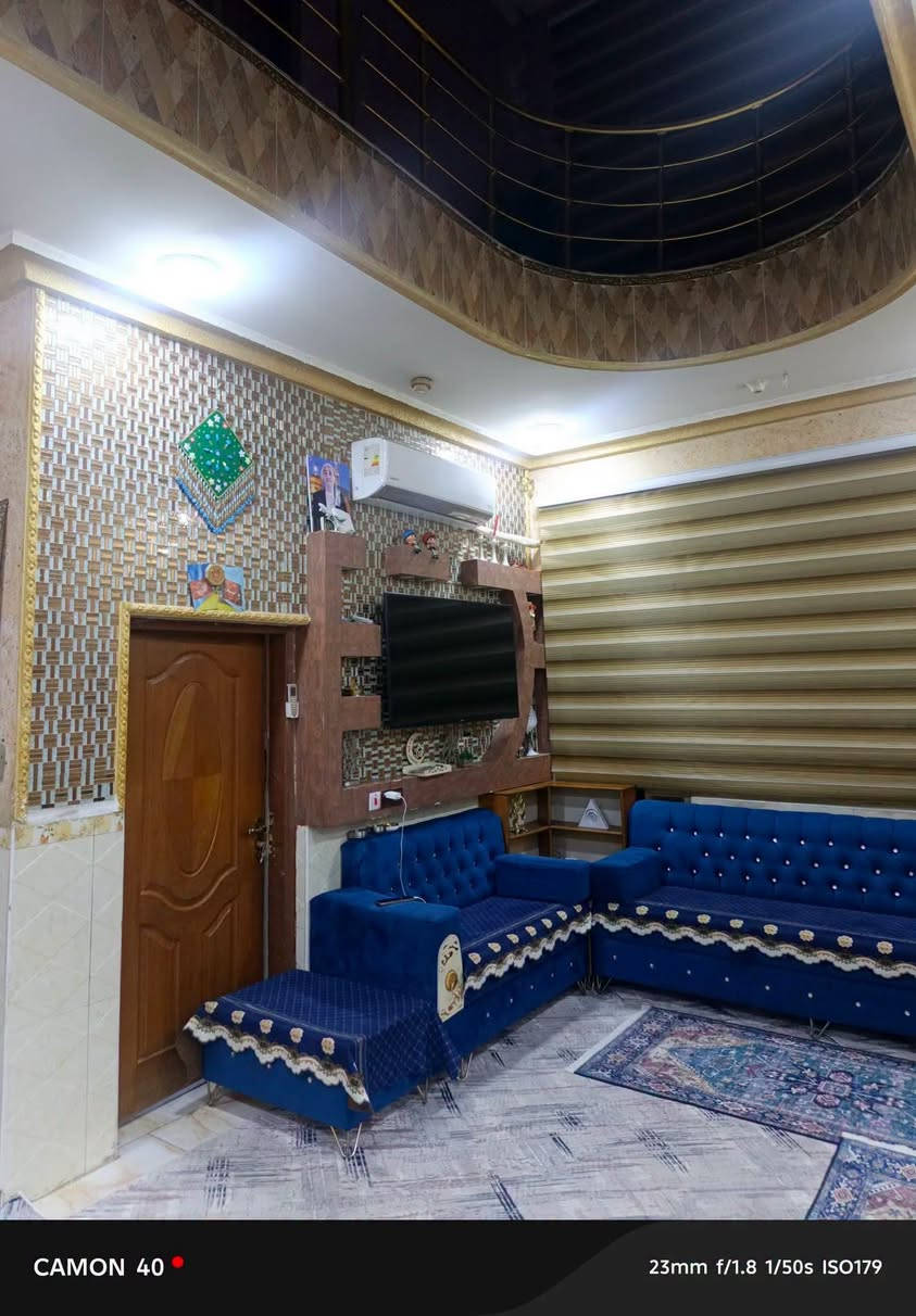 سلام عليكم للبيع دار مساحة (236) طابو صرف بسمي نزل 20 واجهة 11.80 طابقين بناء حديث مال 2018 شغل وبناء البيت درجة اولى للاخير يتكون البيت من كراج يسع سيارة وصحيات خارجيه يتكون الطابق الاول من كنيدور واستقبال ومطبخ حار وبارد وصالتين وغرفه ومجمع صحي و3 مناور وحديقه داخليه يتكون الطابق الثاني من  ثلاث غرف وصاله كبيرا ومجمع صحي ويتكون  على بيتونه وسطح كبير البيت كامل مكمل على اخر حبايه نقص فقط الواجها ما مشتغلها باقي البيت كامل مكمل. 
عنوان البيت / (ديالى بعقوبة التحرير قرب المعهد التقني منطقة الاوقاف قرب الملعب الخماسي مال الاوقاف) . 
السعر /  360 مليون وبيه مجال بسيط 
الرقم/
***********
