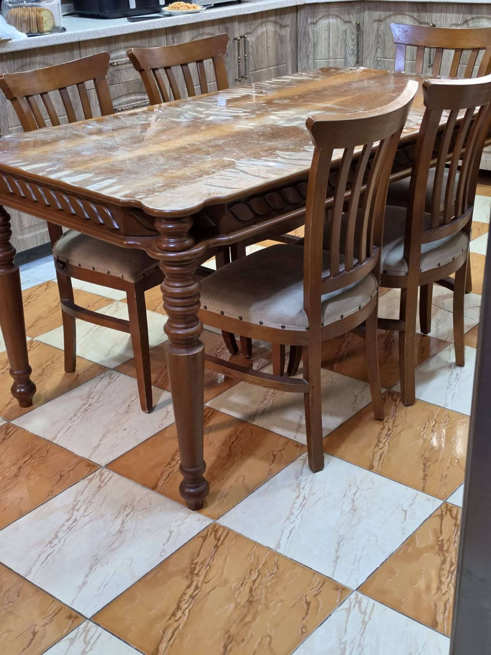 ميز طعام مع 5 كراسي (الطول 160cm) (العرض 90cm) خشب MDF أصلي (سعره الأصلي مليون و 500 ألف دينار) 
ما بي خدش لأن ما عدنا أطفال
معروض ب 500 ألف دينار
العنوان كربلاء للتواصل *********** أو ***********
