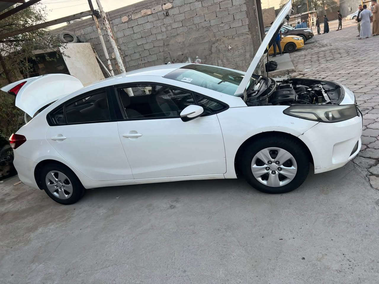 للبيع سيراتو موديل 17  محرك بلادي ١٦٠٠رقم أربيل هزه سنويه كلها جديده     الون ابيض  مابيها قطرة صبغ صدر جديد تبريد كامل جديد تخم تاير بيها بارد بخشم البنيدـ داخل جديد  السياره بمعنى الكلمه نضيفه ومامتعوبه السعر  ١٢٠ وبيها مجال ***********
