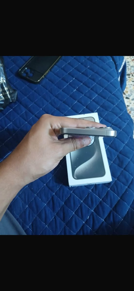 سلام عليكم للبيع ايفون 15 برو ماكس بطارية 84 جهاز بلادي فاتحة ع ايدي من كارتونة غراضة كاملة ذاكرة 256  جهاز وتر مامفتوح ولاطاب اسم صيانة سعر 1025 وبي مجال للشراي مكاني الامين ثانية رقمي ***********. واتساب موجود
