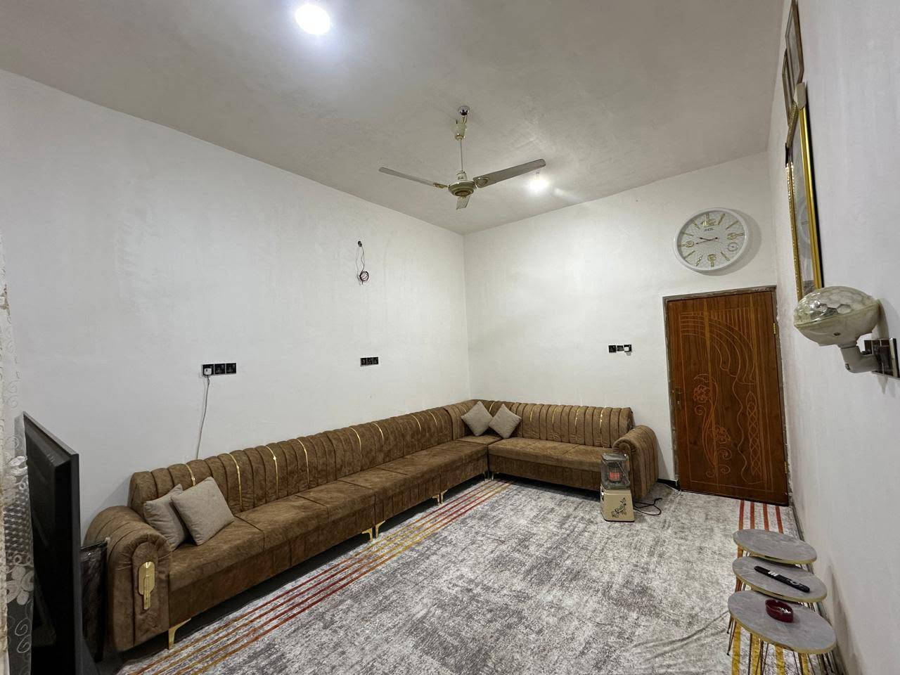 دارللبيع المساحه 160 متر تحتوي على 3 غرف نوم اثنين الكبار وواحدة صغير تعتبر غرفه اطفال مع ديوانيه وصاله ومطبخ وصحيات درج خارجي المكان الجزيرة مقابل باب الهوى نزله النعيسه يبعد عن الشارع العام 4 سايدات تقريبا 750 متر السعر 70 مليون وبيه مجال..بيع مستعجل للاستفسار *********** صاحب الدار..
