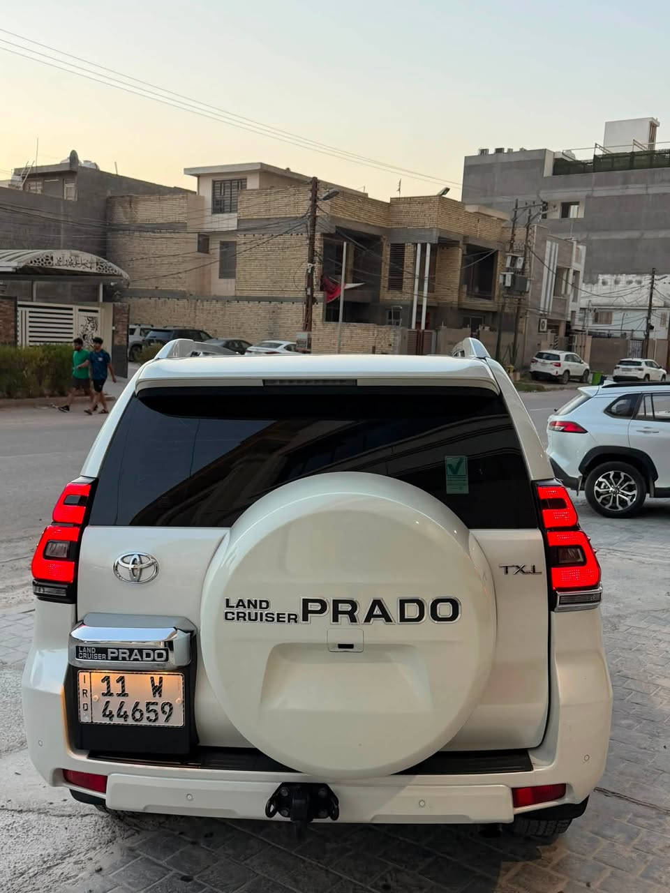 السلام عليكم 
برادو موديل ٢٠١٨ TXL ساز 
للبيع فقط بدون مراوس 
بيها ٣ اماكن بارد والباقي كفاله عامه 
مواصفات TXL معروفة 
محرك V6 
ماشية 93,000 Km حقيقي 
صيانه السيارة كلها بشركة ساز من الزيرو لحد الان 
سيارة على وضع شركة ترايها زيرو 
رقم بغداد بأسمي تحويل مباشر 
سعر / 35,500 
مكانها بغداد علي صالح مقابل مرور الطوبجي 
للاتصال / ***********

