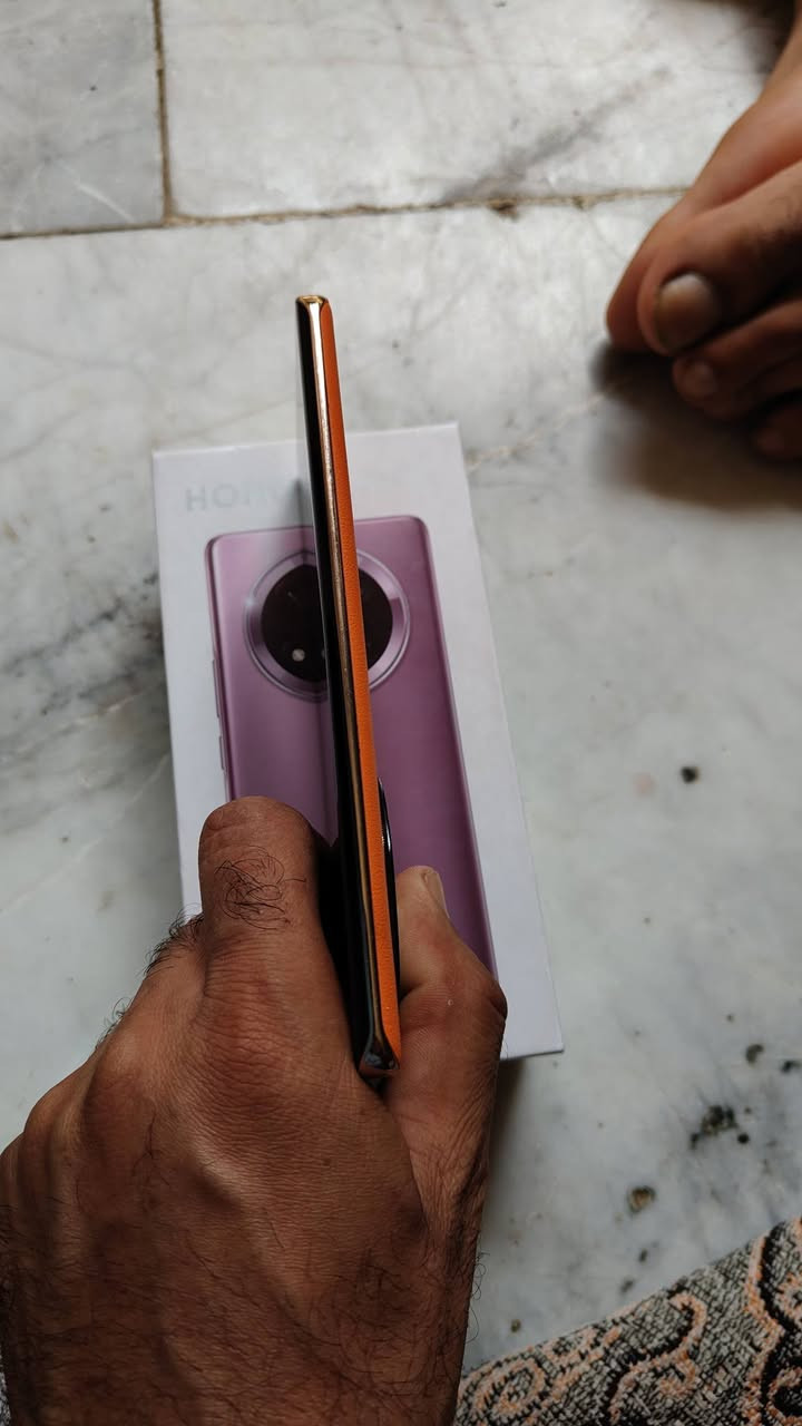 مكلف بالنشر موبايل HONOR X9C موبايل نظيف جدا اغراضه كامله للبيع ب 325 وبي مجال ***********
