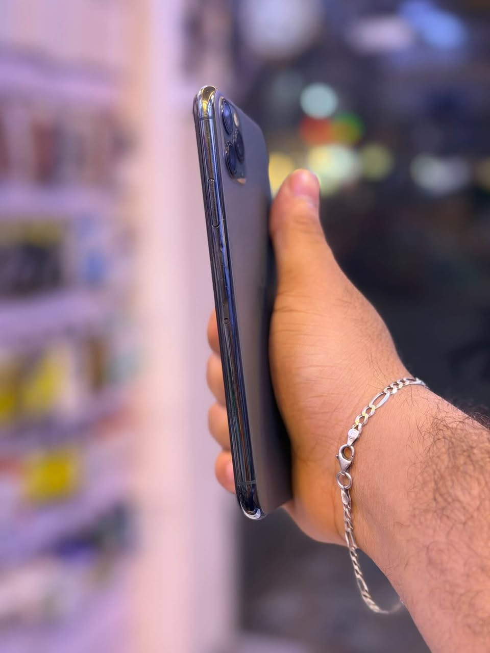 للبيع iPhone 11 Pro Max
المواصفات:
•  الذاكرة: 256GB
•  البطارية: 82%
•  الجهاز مبدل فقط الشاشة
•  نوع الشاشة: وسط - لا تشمر ولا تعلق ولمس فول
•  شغال على وضع الوكالة وكلشي بيه شغال
السعر: 270 الف وبيه مجال بسيط
العنوان: بغداد - مدينة الصدر - قطاع 18 - قرب سيارات كربلاء
للتواصل: ***********
