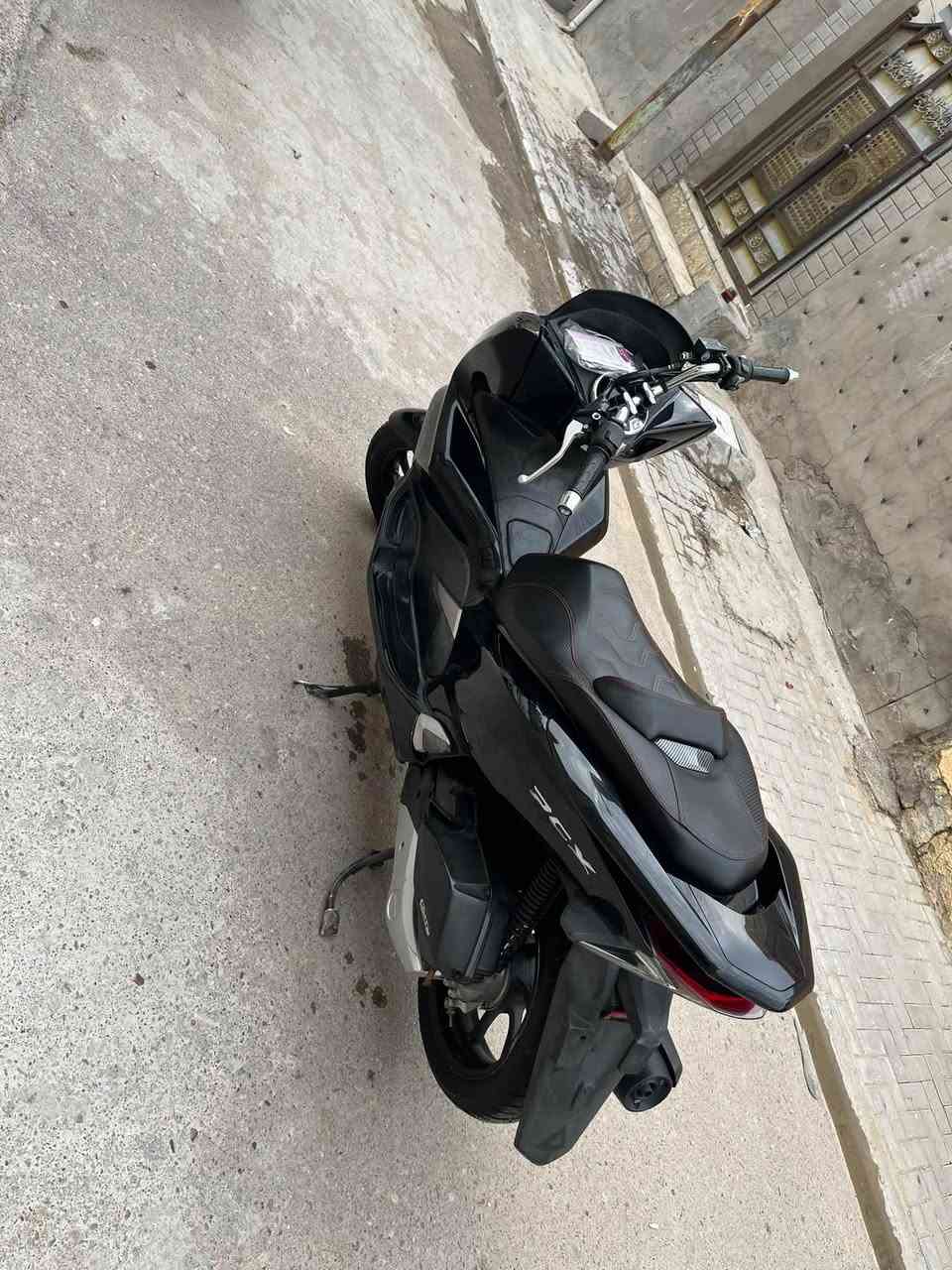 السلام عليكم PCX جيل الثالث    ياباني JF
مصارلهة هواي من نازله كفاله الدراجه كفر ومكينه لوك
ماشيه 40✅
الورقه مال مزاد✅
مكينه125✅
حساس ستان حساس ازدحام✅
المنفيس والكتلوكات والعدة هم وياها
السعر19ونص مكاني بغداد مدينت الصدر  بعد سنه اذا كلولك مفتوحه ترجتع ماسنجر ممتواجد
شراي اتصل***********

