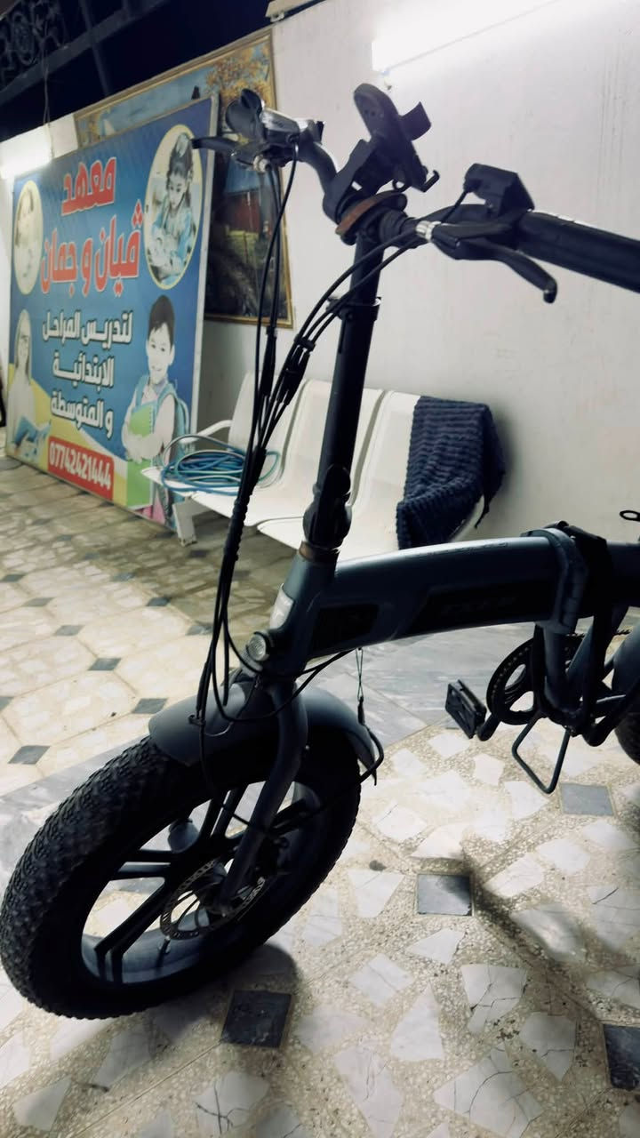 بايسكل كهربائي ماركة TXED
نظام الدراجة ثنائي ( بايدر ، شحن ) 
مكينة الدراجة ( شيمانو ) 
بطارية الدراجة ( ليثيوم ) 
سرعة الدراجة ( 40 وقابل للزيادة ) 
عدد السرع ( 5 سرعات ) 

بالاضافة الى اكسسوارات الدراجة ( ستاند تلفون ، قفل رقمي ، ستاند دراجة ، ستاند حمل خلفي ، لايت اضاءة ) 

نقوصات الدراجة ( فقط شاحنة ب15 الف وتك بايدر الزوج مالته ب5 الف ) 

ملاحظة / الدراجة اخت الجديدة لان استعمالها قليييييييل كلش 
سعر الدراجة : 800 الف وقابل للعملة شي بسيط ❤️ 
للتواصل ***********
