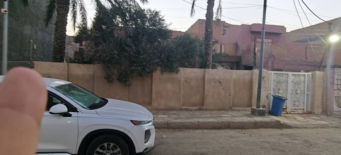 دار للبيع
الموقع القطاع بين شارع المدارس وشارع الاطباء 
موقع مميز قريب على الشارع العام كما ممبين بلصور 
المساحه 337 م 
منطقه حلوه وهادئه جدا 
للاستفسار الاتصال بالارقام 
***********
او
***********
