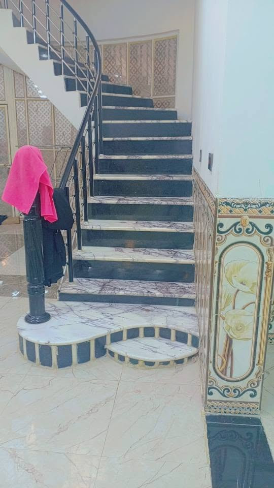 ​✨ فرصة ذهبية لا تعوض.. لقطة لعشاق الفخامة والاستثمار الراقي في الديوانية! ✨
🏠 بيت حالي للبيع في " التقية الثالثة "
موقع تجاري وسكني استراتيجي يملي العين، مساحته الإجمالية 400 متر، ومساحة البناء الضخمة تفوق الـ 280 متر (تصميم حديث مو قديم، بناء درجة أولى).
🔥 ملاحظة ذهبية: البيت برغم فخامته السكنية، يصلح وبكل جدارة أن يكون "مدرسة أهلية نموذجية" أو "مقر لشركة ضخمة" نظراً لمساحته وتوزيعه العبقري!
​📍 العنوان بالتفصيل الممل:
التقية الثالثة • شارع مجمع الروان (التبليط) • أول فرع على اليسرى • شارع 40 العريض والحيوي.
​📐 التفاصيل والمواصفات الخرافيـة:
​🟢 الطابق الأرضي (الفخامة من أول خطوة):
​واجهة البيت : 15 متر.
​حديقة أمامية تفتح النفس + كراج سيارة واسع + كراج خدمي إضافي صغير.
​مطبخ كبير جداً (حار وبارد) ببطنه مخزن مرتب لغراض البيت.
​صالتين كبار (وحدة مركزية وسطية والثانية صالة غرف النوم المريحة).
​استقبال فخم جداً تغليف مغربي درجة أولى مع نقوش مغربية أصيلة تتباهى بيها كدام ضيوفك.
​غرفتين نوم رئيسية قريبة على الخدمة.
​مجمع صحي متكامل.
​درج صاعد للطابق العلوي من مرمر درجة أولى.
​أرضية البيت كلها بورسلين إسباني درجة أولى + ممر محيط على داير البيت بالكامل.
​🔵 الطابق الأول (العلوي المستقل):
​3 غرف نوم بحجم كبير ومريح.
​صالة عائلية كبيرة وواسعة.
​مجمع صحي متكامل.
​مطبخ تحضيري لخدمة الطابق.
​عدد 2 سطوح واسعة تكعد بيها وتشم الهوا النظيف.
​💎 معلومات إضافية تريح بالك:
​البناء حديث وكلشي بيه نظيف ما يحتاج فلس إضافي.
​المنطقة متكاملة الخدمات 100% (ماء، كهرباء، تبليط، أمان).
​طابو زراعي (سند 25) ومكتمل المعاملة وجاهز للتحويل الفوري.
​💰 البيت ينطق فخامة وموقع ورزق.. لا تفوت الفرصة 
​📞 للاستفسار وتفاصيل أكثر، الاتصال حصراً على الرقم:
[***********]
