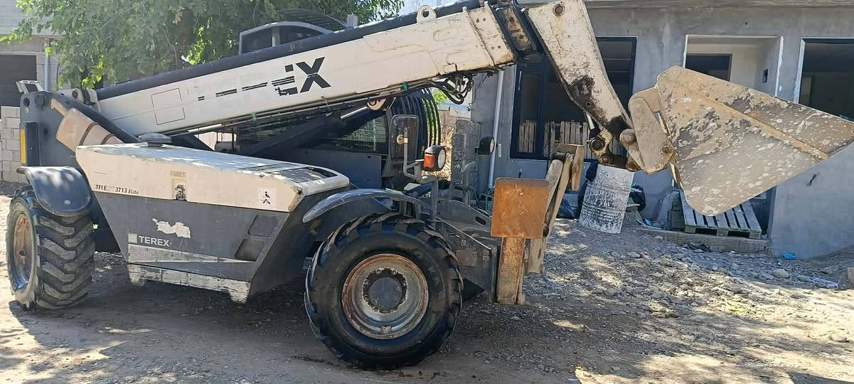 شۆفڵ ترێکس سڵاید مۆدیل 2004 هەموگیانی بەشەرت 14مەتر جبەی نەتەقیوە مەکینەی پیرکسە جەگ سەنتەرە 9000سەعات ئیشیکردوە تایەی تازەیە لەناوئیشایە سعری 130گەڵاو معامەلە ژمارەی موبایل ***********_ ***********
